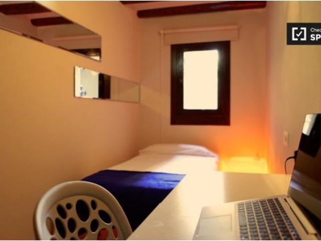 Acogedora habitación con parejas permitidas en un apartamento de 4 dormitorios, El Raval