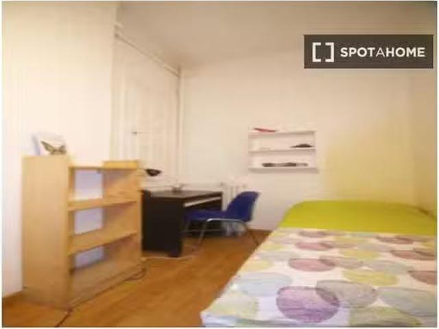 Acogedora habitación en un apartamento de 6 dormitorios en Mal.