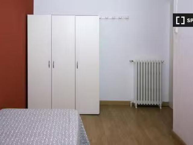 Acogedora habitación en un apartamento de 6 dormitorios en Mal.