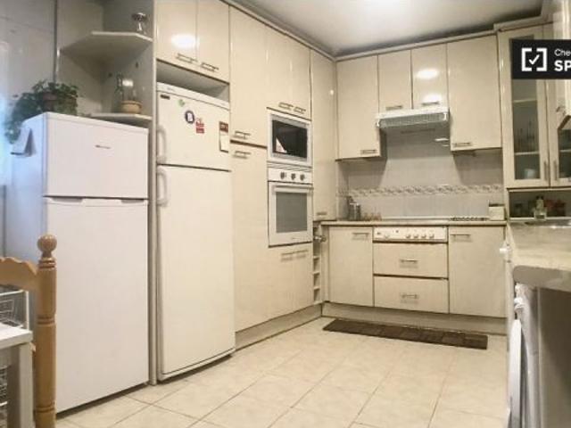 Acogedora habitación en un apartamento de 6 dormitorios en Malasaña