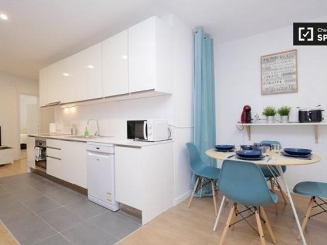 Acogedora habitación en un apartamento de 3 dormitorios en Barri Gòtic