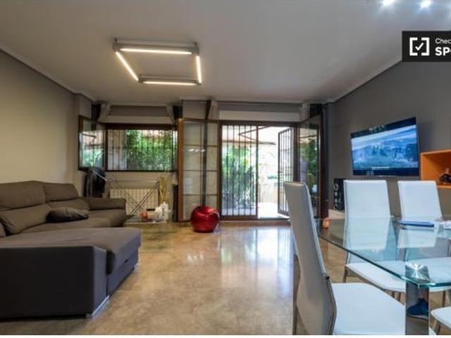 Acogedora habitación en un apartamento de 3 dormitorios en Campanar