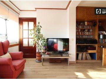 Acogedora habitación en un apartamento de 3 dormitorios en Hortaleza, Madrid