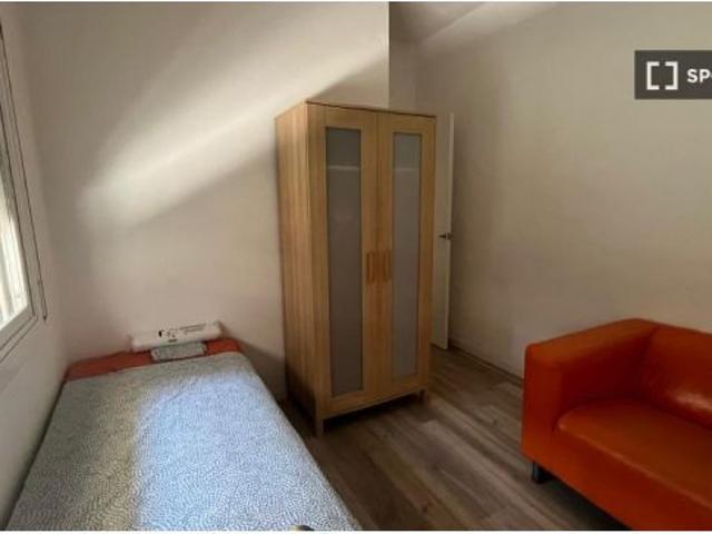 Acogedora habitación en alquiler en un apartamento de 4 dormitorios en Gracia