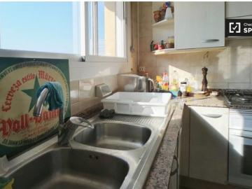 Acogedora habitación en alquiler en un apartamento de 4 dormitorios en Les Corts