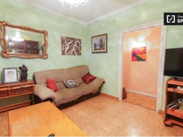 Acogedora habitación en alquiler en apartamento de 4 dormitorios en Carabanchel