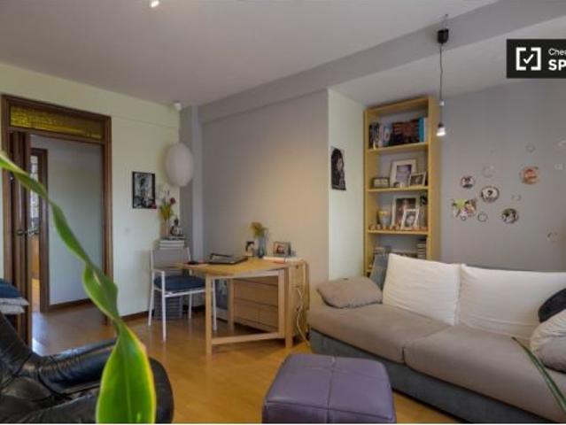 Acogedora habitación en alquiler en apartamento de 3 dormitorios en Aluche