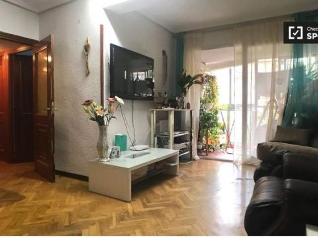 Acogedora habitación en alquiler en apartamento de 3 dormitorios en Aluche