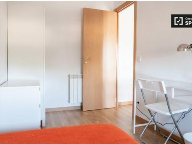 Acogedora habitación en alquiler en apartamento de 3 dormitorios en Hortaleza