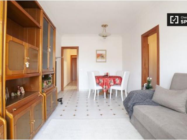 Acogedora habitación en alquiler en apartamento de 3 dormitorios ideal para mujeres solteras en Sant