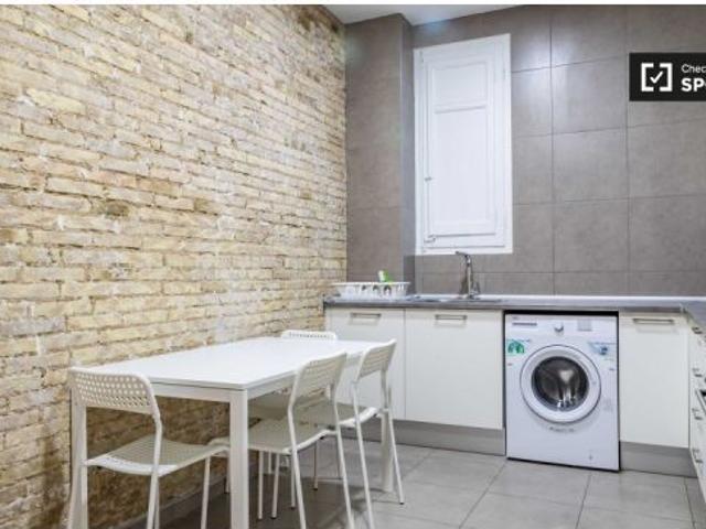 Acogedora habitación en alquiler en el apartamento de 5 dormitorios en L' Eixample