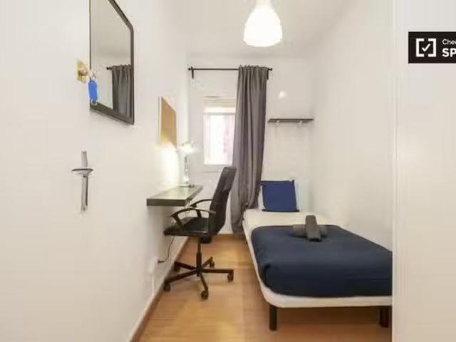 Acogedora habitación en alquiler en L'Hospitalet de Llobregat.