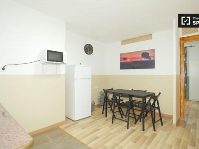 Acogedora habitación en apartamento de 4 dormitorios en el Raval
