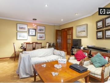 Acogedora habitación en apartamento de 3 dormitorios en Moratalaz, Madrid