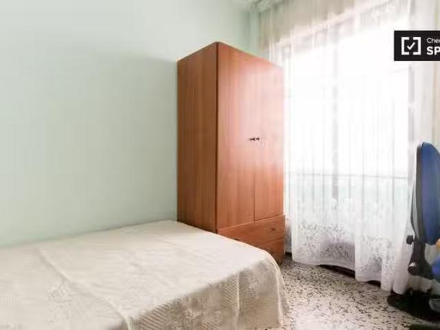 Acogedora habitación en apartamento de 3 dormitorios en Albaic.