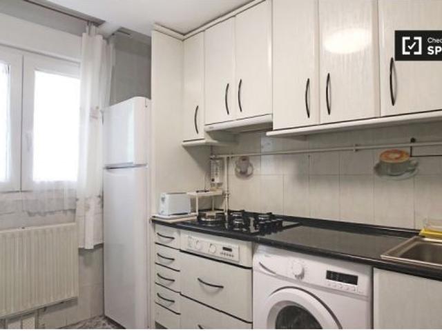 Acogedora habitación en casa de 3 dormitorios en Puente de Vallecas, Madrid