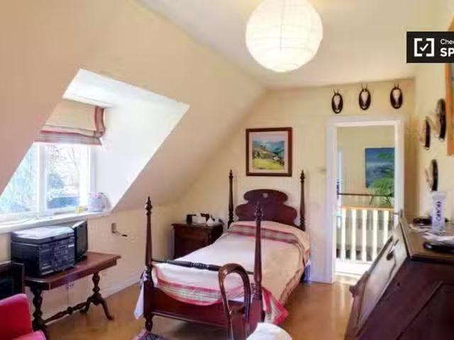 Acogedora habitación en casa de 4 dormitorios en Madrid
