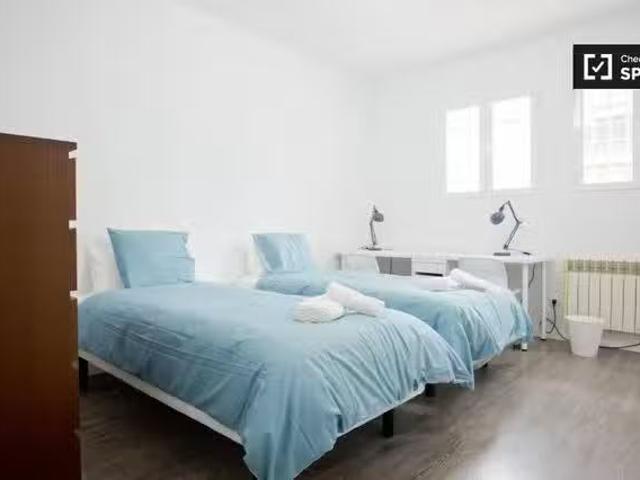 Acogedora habitación en el apartamento de 4 dormitorios Puente.