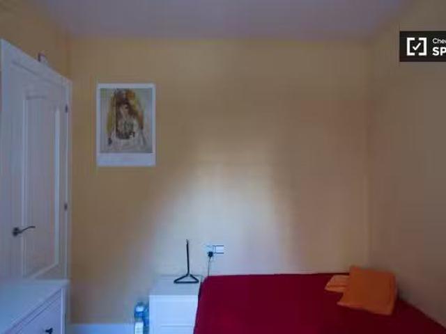 Acogedora habitación en el apartamento de 4 dormitorios Villa.