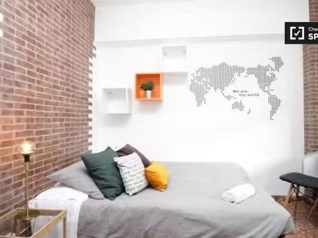 Acogedora habitación en piso compartido por Eixample, Barcelona