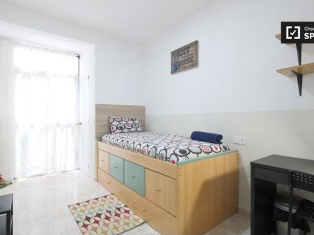 Acogedora habitación en piso de 4 dormitorios en Sant Martí, Barcelona