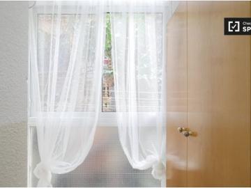Acogedora habitación en piso de 4 dormitorios en Sant Martí, Barcelona