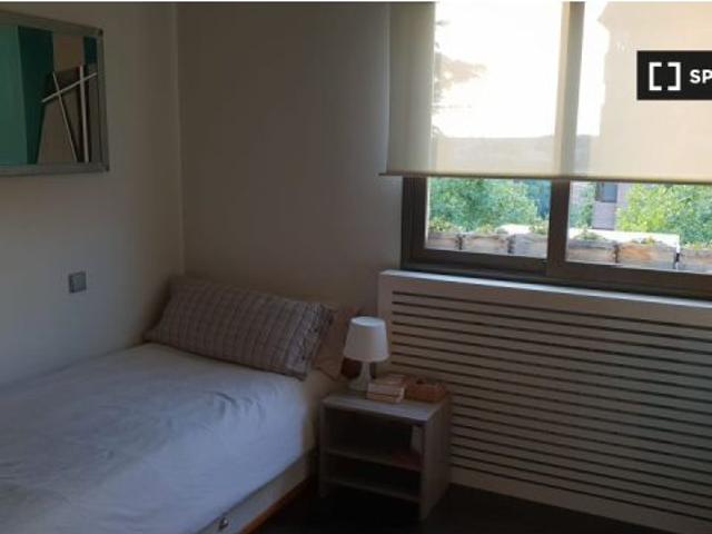Acogedora habitación en piso de 5 habitaciones en Mirasierra, Madrid