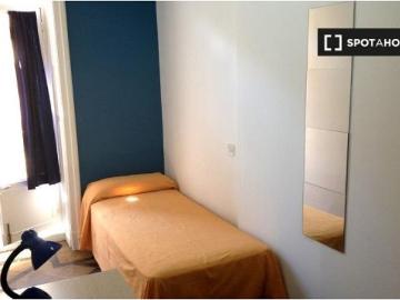 Acogedora habitación en residencia de estudiantes de 8 dormitorios en Madrid Centro