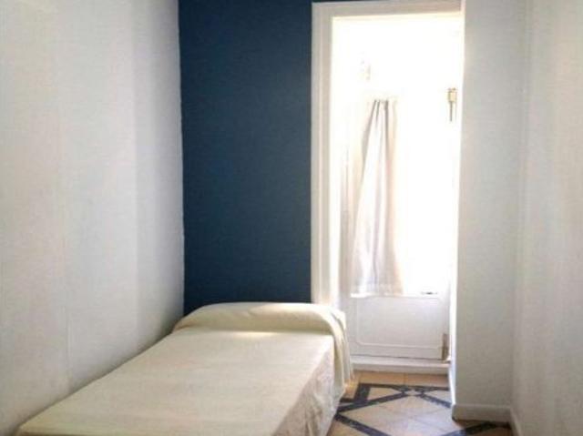 Acogedora habitación en residencia de estudiantes de 8 dormitorios en Madrid Centro