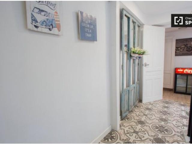Acogedora habitación individual con baño en un apartamento de 3 dormitorios en Poblats Marítims