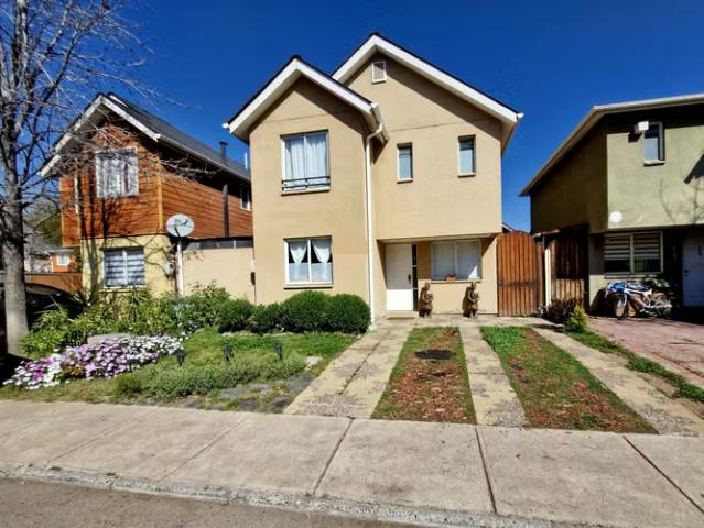 Acogedora propiedad aislada en condominio Jardines de las Vizcachas | 3 dormitorios por 4299.00 en Puente Alto