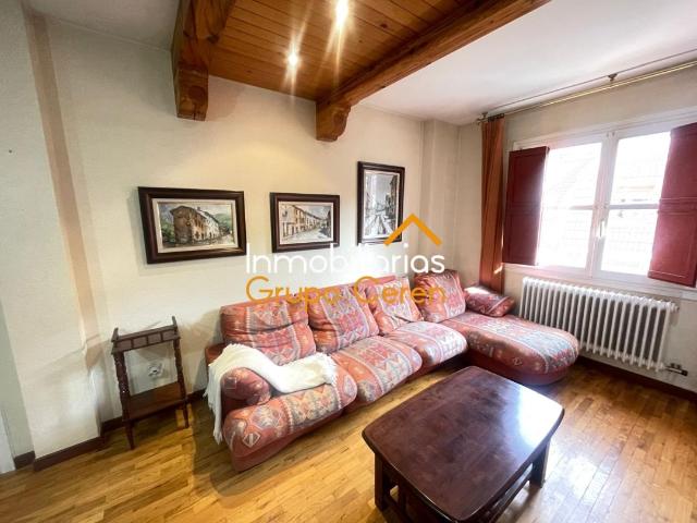 ACOGEDORA VIVIENDA CON CHIMENEA, TRASTERO Y ASCENSOR