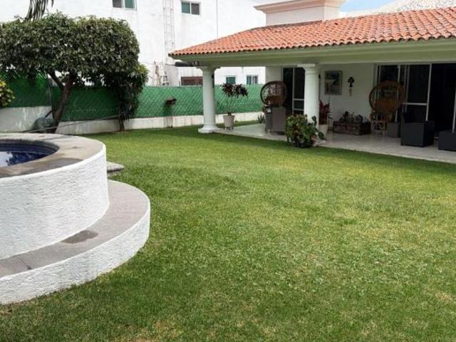 Acogedora y funcional casa en Fraccionamiento Lomas de Cocoyoc. Calle Circuito los volcanes