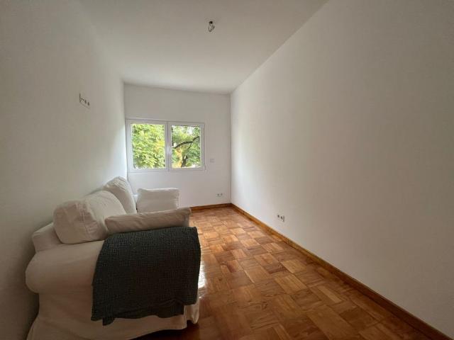 Acolhedor apartamento com agradável varanda, perto da praia, no Monte Estoril