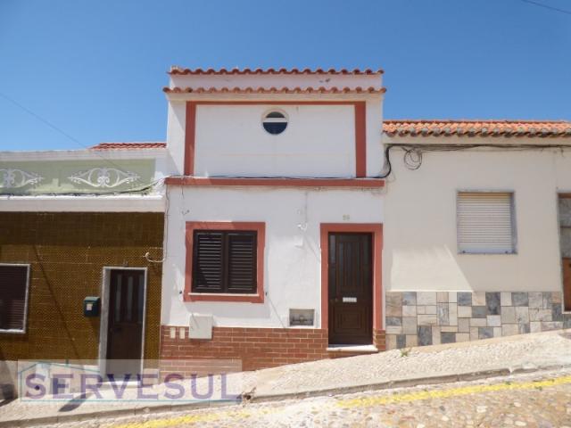 Acolhedora Casa geminada de 3 quartos, localizada na zona histórica da cidade de Silves, perto de todos os serviços, lojas, escolas e restaurantes
