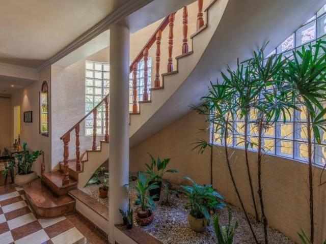 Agradável casa para venda em Alto da Boa Vista com 4 quartos, sendo 3 suítes, 393m²