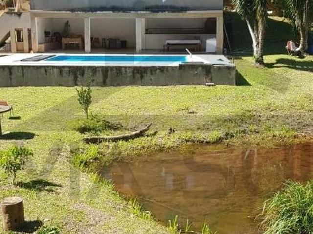 Aconchegante Chácara à venda em Juquitiba/SP, contendo casa sede estilo sobrado, área de festas com