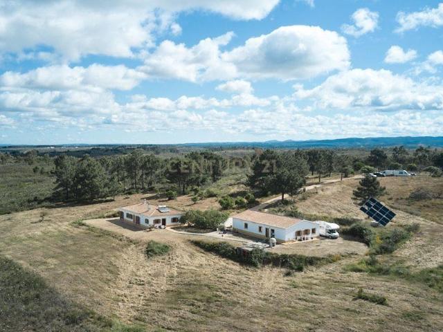 Acorde com vistas deslumbrantes sobre o oceano no seu rancho exclusivo de 8,4 hectares no Algarve, em Aljezur! Inclui uma casa principal ecoeficiente com certificação energética A, perto de praias de surf lendárias. Este é o seu refúgio costeiro definitivo — agarre esta oportunidade rara e agende hoje mesmo a sua visita!