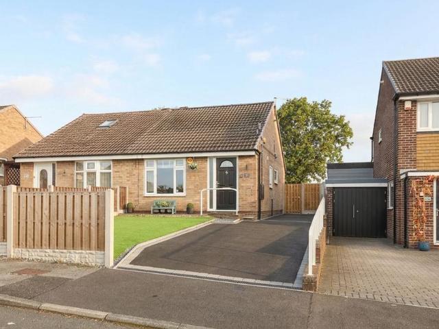 Acacia Crescent, Sheffield S21 2 bed semi detached bungalow to rent £850 pcm £196 pw