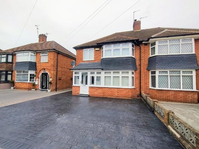 Acacia Drive, Wolverhampton WV14 3 bed semi detached house to rent £1,275 pcm £294 pw