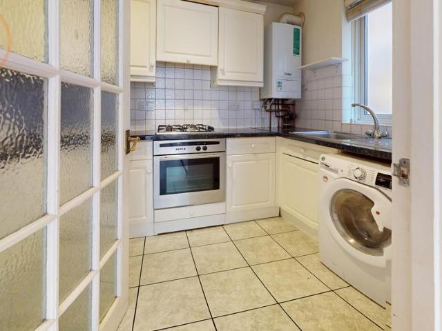 Acacia House, 51 Kingston Road, New. 2 bed flat to rent £1,850 pcm £427 pw