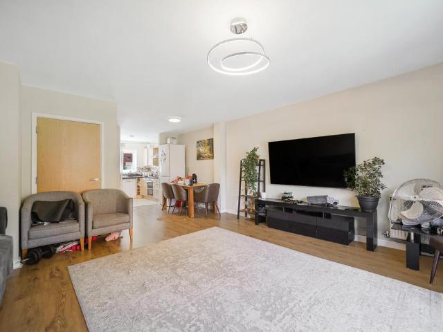 Academy Place, Isleworth TW7 4 bed flat to rent £2,800 pcm £646 pw