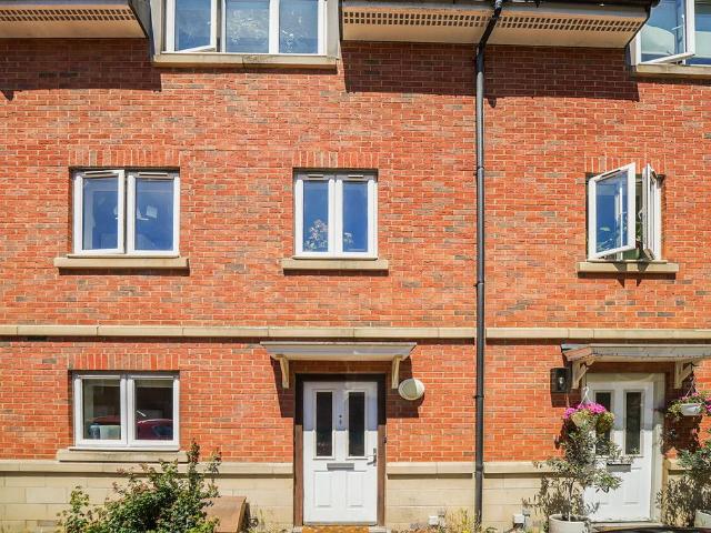 Academy Place, Isleworth TW7 4 bed townhouse to rent £2,800 pcm £646 pw