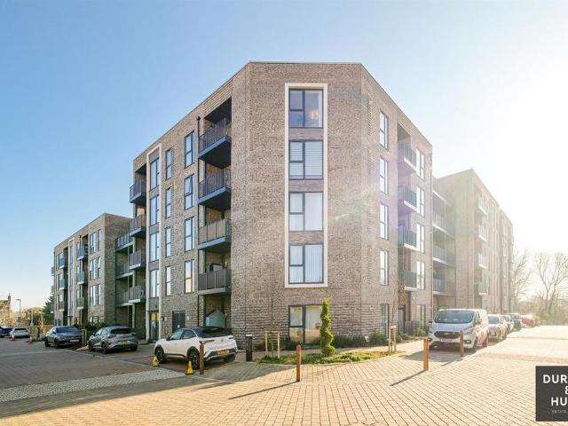 Academy Way, Loughton, IG10 3 bed penthouse to rent £2,500 pcm £577 pw