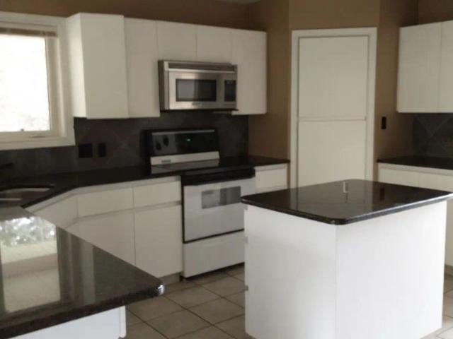 Acarage for Rent — 5 Bedrooms House