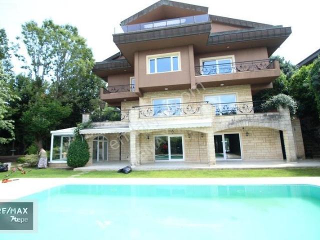 Acarkentde Özel Çıkmaz Sokakta Büyük Bahçeli Taşma Havuzlu Villa