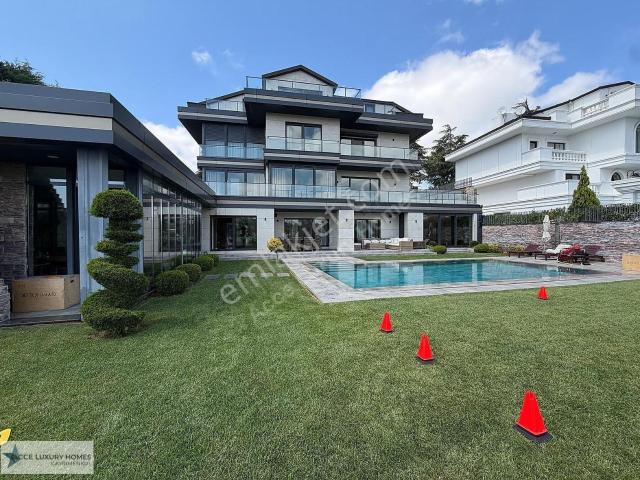 Acarkent'te Manzaralı, Geniş Bahçeli Lüks Villa