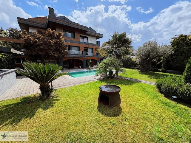 Acarkent'te Özel Güvenlikli Sokakta Oturuma Hazır Villa