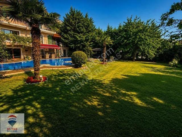 Acarkent'te Düz Girişli Geniş İzole Bahçeli Havuzlu Villa 6+2
