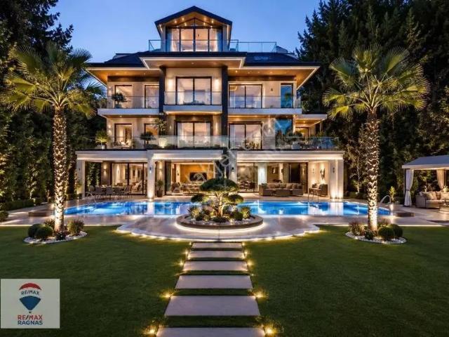 Acarkent'te Sıfırlanmış Düz Girişli Büyük Bahçeli Lüks Villa 6+2